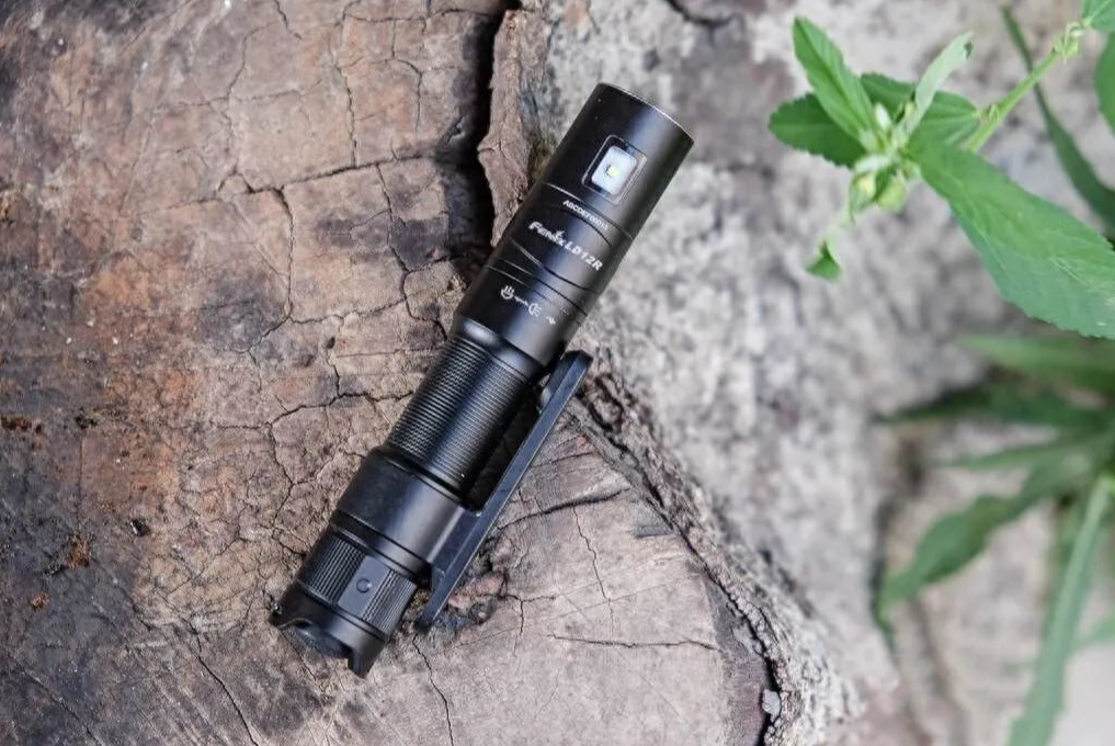 600流明+雙光源+四檔亮度，F(xiàn)enix12R手電上手體驗 Feature Image